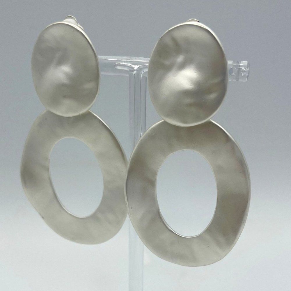 NWT matt silver double circle, clip on, statement size, geometric, on trend